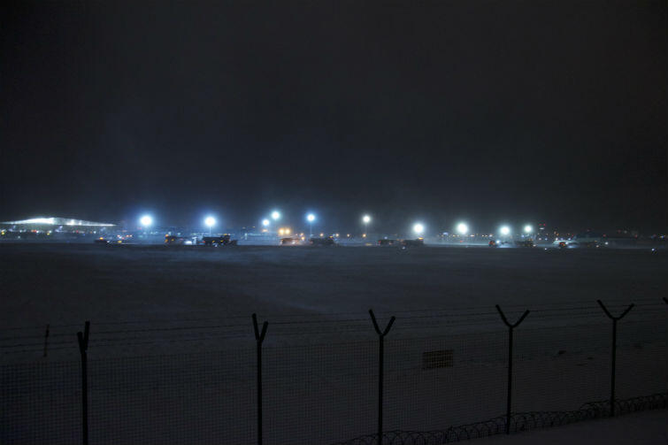 Służby porządkowe na gdańskim lotnisku przez cały wieczór odśnieżały pasy startowe