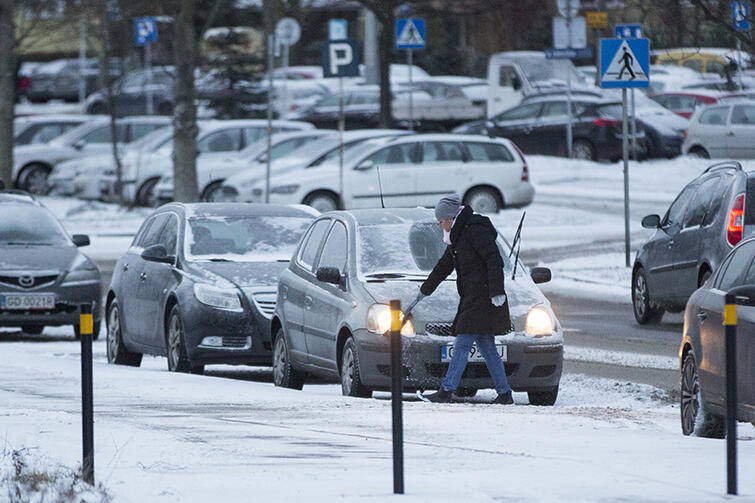Mimo lekkiego mrozu i padającego śniegu kierowcy nie mieli większych problemów z przygotowaniem samochodów do wyjazdu 