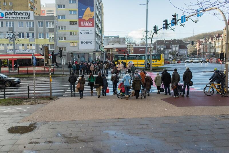 Skrzyżowanie Miszewskiego/Grunwaldzka: na wysokości przejścia dla pieszych czerwona droga znikła, a pojawił się chodnik. Układ podkreśla pierwszeństwo pieszych przed rowerzystami