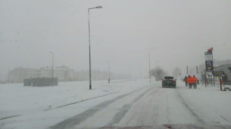 Droga na Ujeścisko, godz. 11.30. Śnieg utrudnia jazdę