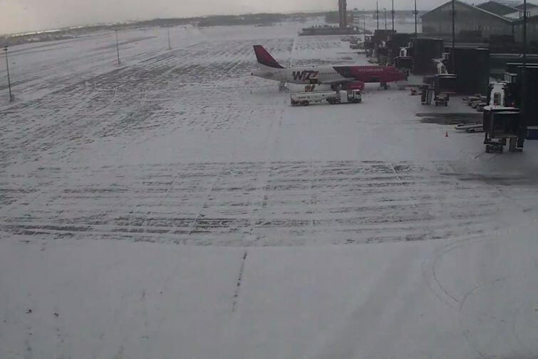 Śnieżyca i gołoledź utrudniły regularne loty na gdańskim lotnisku