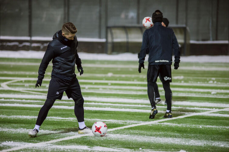 Michał Chrapek testuje nową piłkę  Ekstraklasy na biało-zielonej murawie. Czy w lutym, w meczu z Jagiellonią, warunki będą podobne?