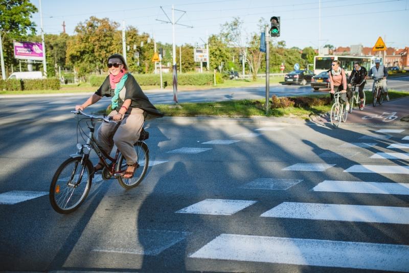 Życzliwość i uśmiech na twarzy - niezbędne w codziennych interakcjach na linii kierowca - rowerzysta