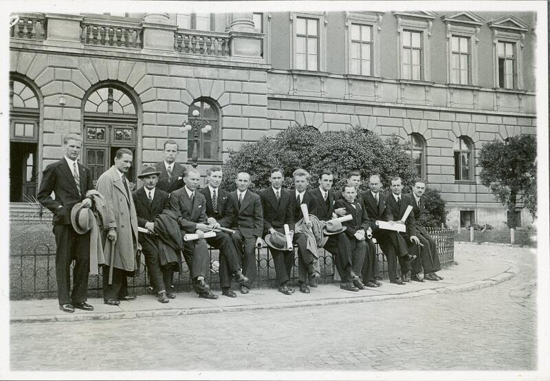 Krzysztof Hueckel w grupie absolwentów Politechniki Lwowskiej (szósty z prawej), 1935 r