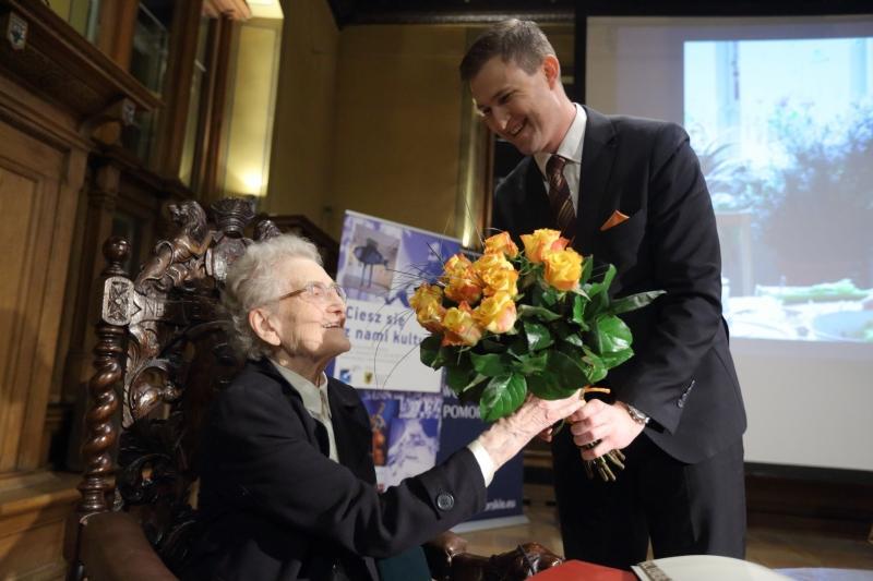 Medal Prezydenta Gdańska wręczył Helenie Zawistowskiej wiceprezydent Gdańska Piotr Grzelak