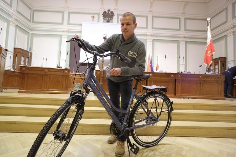 Główną nagrodę w konkursie - rower - odebrał Tomasz Rosiński