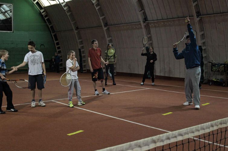 Zajęcia tenisa ziemnego odbywają się w hali