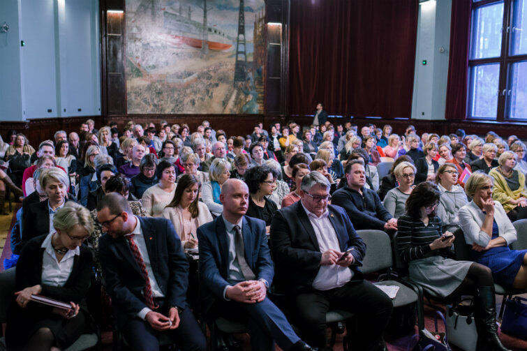 Dyrektorzy gdańskich placówek oświatowych na spotkaniu z panią kurator w auli I LO (12 stycznia 2017 r). Pośrodku, w pierwszym rzędzie - wiceprezydent Piotr Kowalczuk (w okularach)