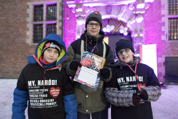 Wolontariusze nie narzekali na pogodę - zebrali rekordową kwotę. Na zdjęciu: bracia Przemek, Mateusz i Radek Guziccy z Ujeściska