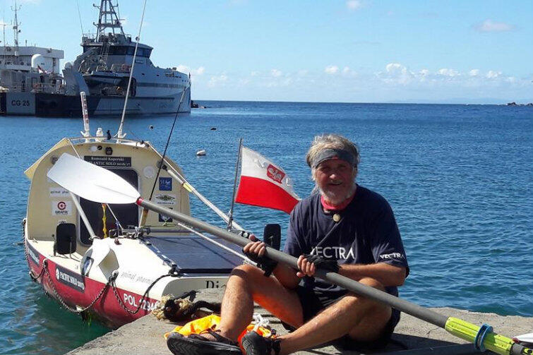 Romuald Koperski zaraz po przybiciu do brzegów Tobago. Obok podróżnika - łódź wiosłowa PIANISTA