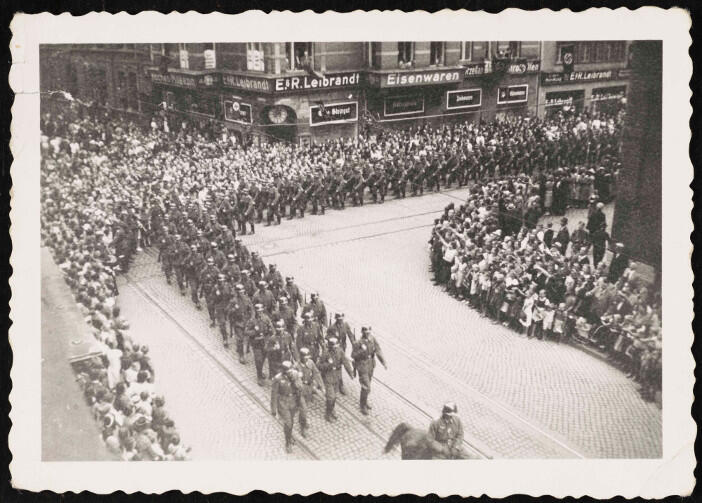 Fotografia czarno-biała ukazuje widok na przemarsz wojsk niemieckich przez ulicę Stągiewną w Gdańsku w 1939. Na rewersie nazwa papieru fotograficznego: Leonard 