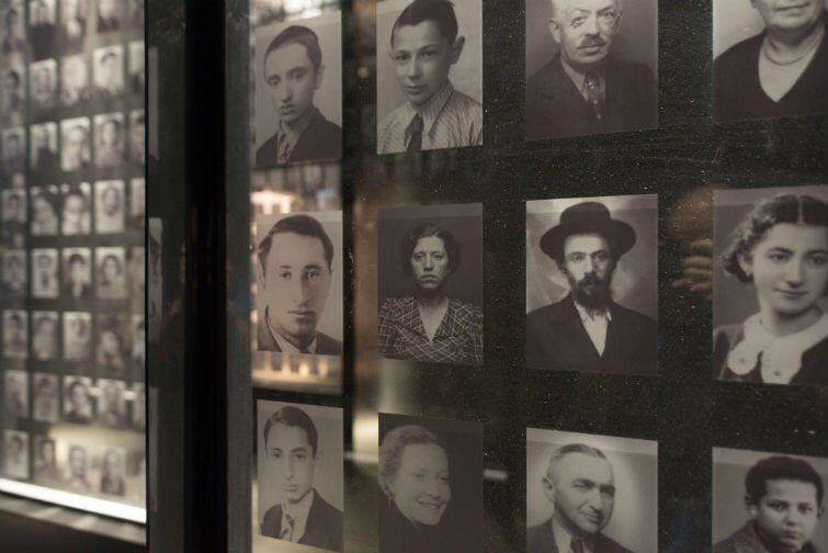 Zdjęcia tysięcy Żydów - kobiet, dzieci, mężczyzn - którzy zginęli w Holokauście 