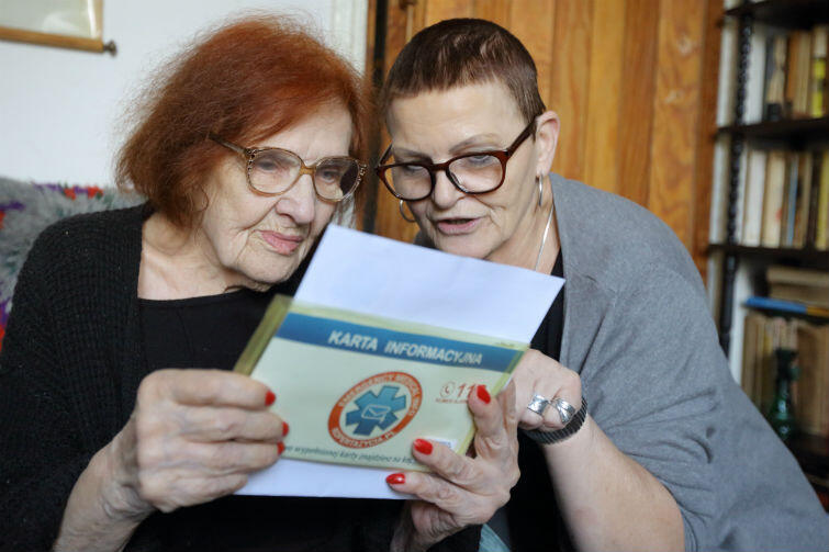 88-letnia Eulalia Badurska i pracownik socjalny Maria Rogińska czytają Kopertę Życia