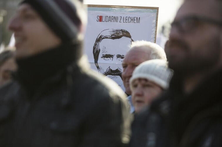Plakat Solidarni z Lechem podczas demonstracji KOD-u z poparciem dla Wałęsy. Gdańsk, luty 2016, plac Solidarności