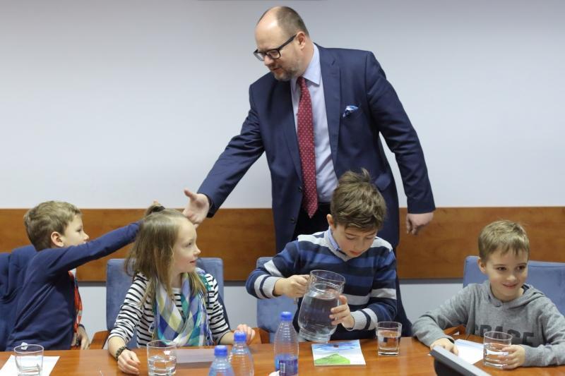 Prezydent Adamowicz z każdym z młodych gdańszczan przywitał się uściskiem ręki. Za 20, 30, 40 lat dzisiejsze dzieci będą kształtować przyszłość naszego miasta