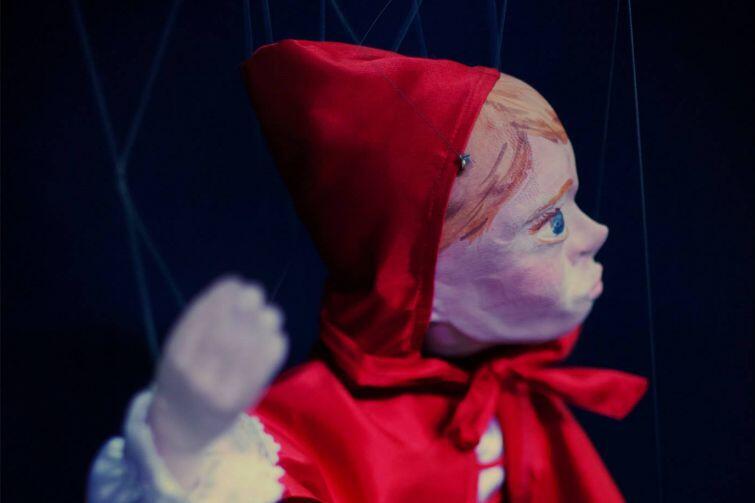 Na bajkę Czerwony Kapturek z marionetkami w rolach głównych zaprasza Teatr w Blokowisku