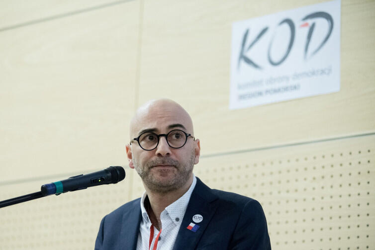 Podczas zgromadzenia KOD w Gdańsku Radomir Szumełda musiał tłumaczyć, dlaczego krytykował Kijowskiego