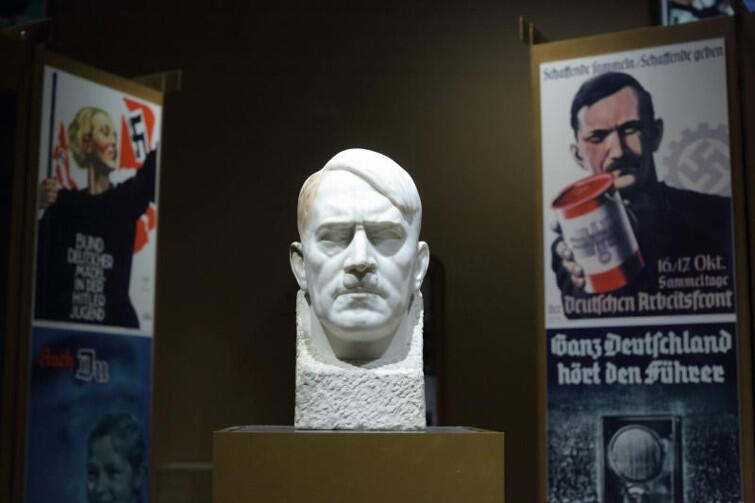 Głowa Adolfa Hitlera autorstwa Josefa Thoraka już stoi na wystawie głównej w MIIWŚ