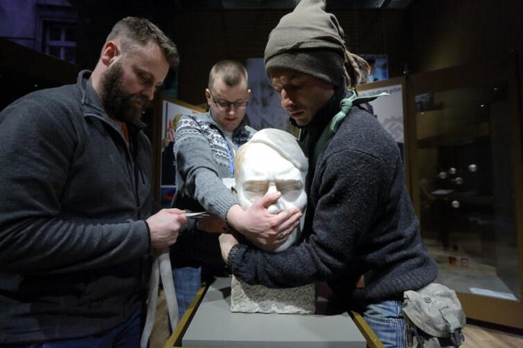 Pracownicy muzeum siłują się z marmurową rzeźbą