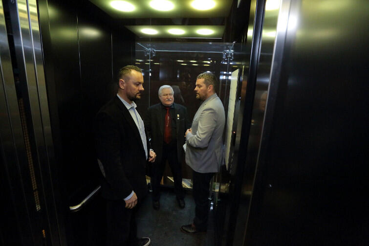 W windzie ECS w drodze z konferencji prasowej, od lewej: oficer BOR, Lech Wałęsa i Adam Domiński, szef Biura Lecha Wałęsy