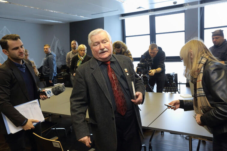 Lech Wałęsa w otoczeniu dziennikarzy po konferencji prasowej w ECS, 7 lutego 2017 