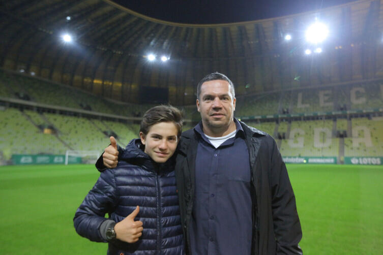 Sebastian Łupak ze swoim synem Wojtkiem na stadionie Lechii. Jak Wojtek nie chodzi do szkoły, to chodzi na mecze 