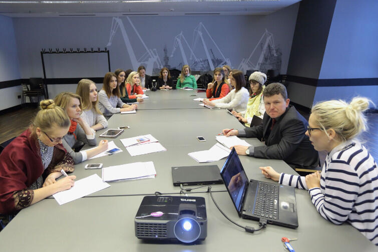 Goście z Ukrainy podczas spotkania w ECS. W prawym dolnym rogu Agnieszka Buczyńska z Gdańskiego Centrum Wolontariatu