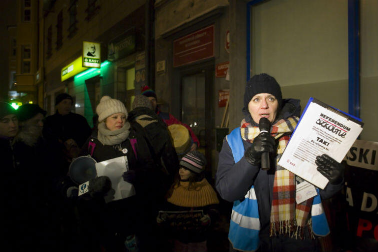 Kilkadziesiąt osób protestowało w środę, 8 lutego, pod Kuratorium Oświaty w Gdańsku