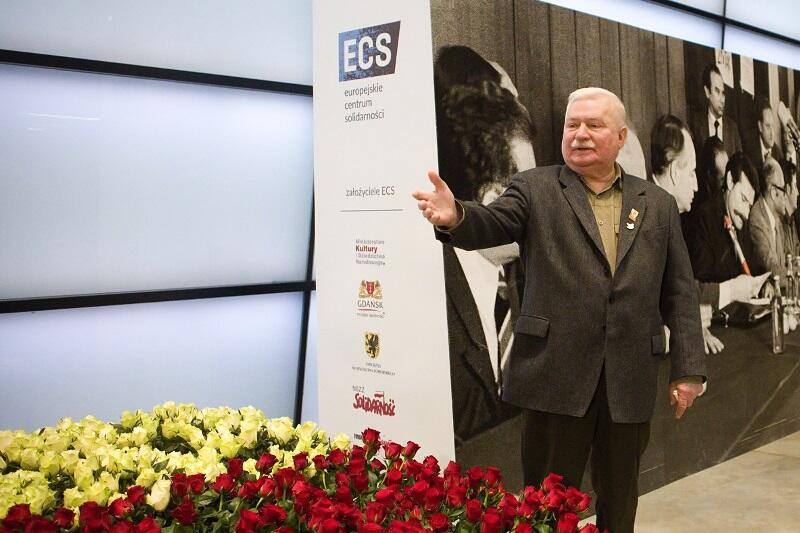 Akcja przekazania olbrzymiego bukietu akcji Róża poparcia dla Lecha Wałęsy odbyła się 9 lutego 2017 r. w ECS