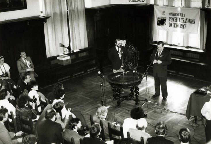 Wojciech Kubiński tłumaczy Wałęsę podczas konferencji poświęconej pokojowemu przejściu z komunizmu do demokracji. Koniec lat 80. 