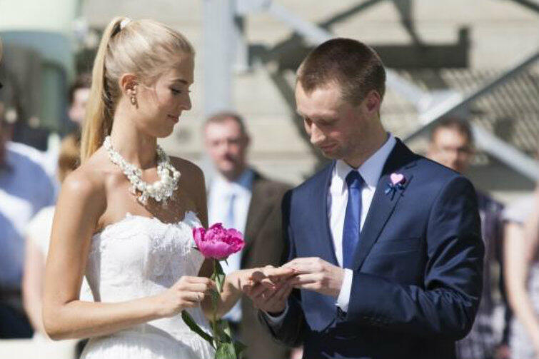 Inga Szwarc i Konrad Dmoch - pierwszy ślub zawarty na PGE Arena (dziś Stadion Energa Gdańsk) w czerwcu 2013 r. Dziś jest to popularne miejsce zawierania małżeństw