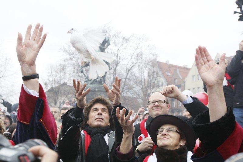 11 listopada 2010 r. - święto narodowe w Gdańsku: Jean Michele Jarre uczestniczy w Paradzie Niepodległości, puszcza w niebo gołębia na znak pokoju 