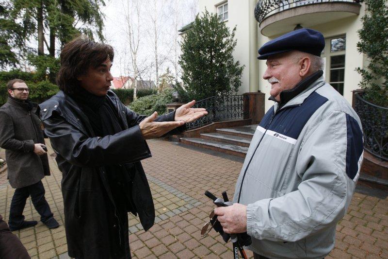 12 listopada 2010 r. - następnego dnia po koncercie Jarre odwiedził Lecha Wałęsę w jego domu w Oliwie