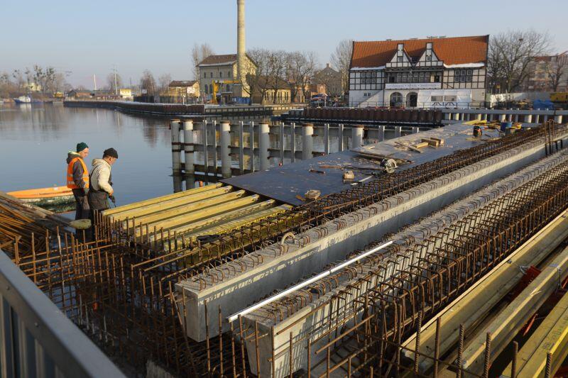 Na placu budowy kładki powstaje obecnie konstrukcja, która stanowić będzie stałą część mostu 