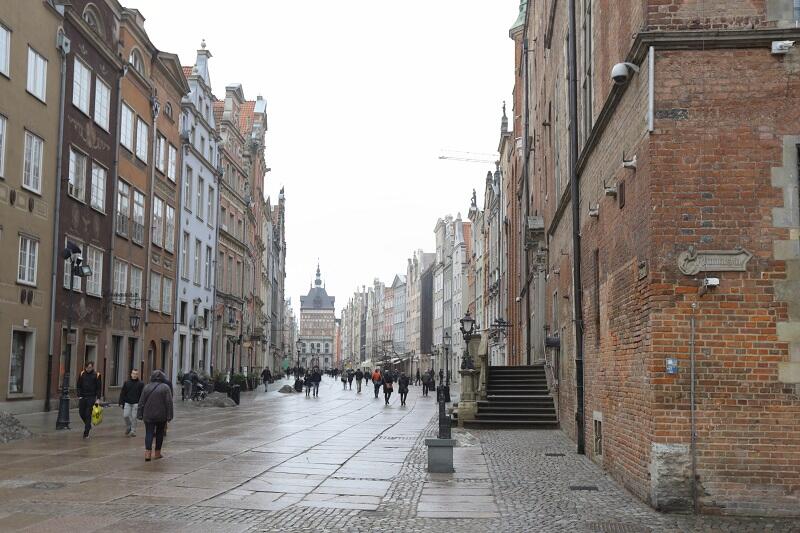 Latarnia smolna zawiśnie ok. metr poniżej kamery na Ratuszu Głównego Miasta Gdańska