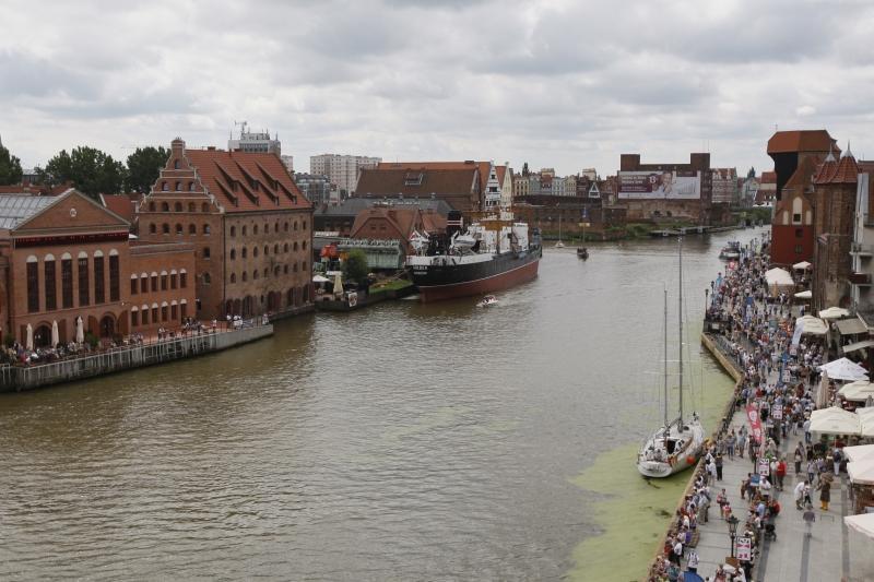 Rybackie Pobrzeże (po prawej) to jedno z tych miejsc, które budują wizerunek Gdańska. O każdej porze roku można tutaj spotkać licznych turystów, ale latem przychodzą po prostu tłumy. Remont Długiego i Rybackiego Pobrzeża nie jest może bardzo pilny, ale warto go wykonać również ze względów wizerunkowych