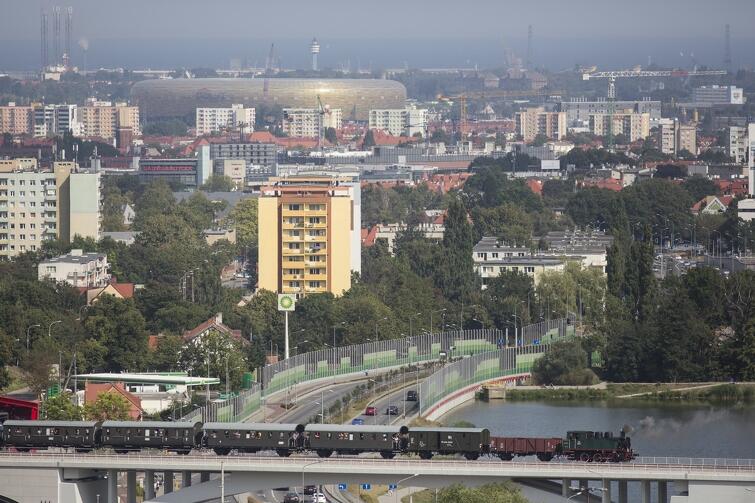 Panorama Gdańska z okien Niedźwiednika, z parowozem w dniu inauguracji PKM. Było to 30 sierpnia 2015 r. - mało kto się wówczas zastanawiał nad jakością powietrza w mieście. Dziś, po doświadczeniach Krakowa i Warszawy, wiemy jak ważne są niektóre parametry - choćby ilość pyłu PM10