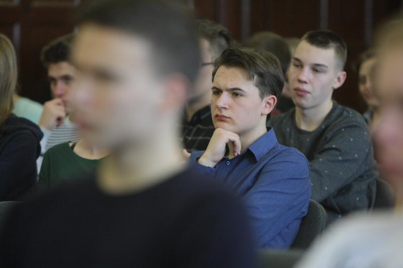Uczniowie III LO podczas lekcji obywatelskiej z prezydentem Gdańska Pawłem Adamowiczem, luty 2016 r.