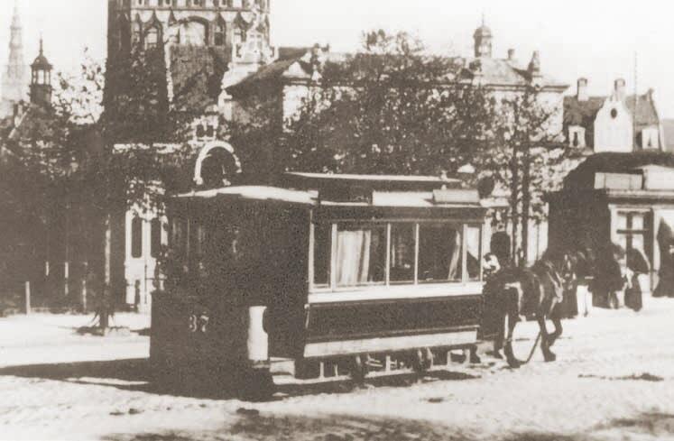 Tramwaj na Targu Siennym jadący w kierunku przejazdu do Bramy Wyżynnej; ok. 1890