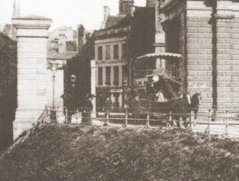 Piętrowy tramwaj wyjeżdża z Głównego Miasta przejazdem obok Bramy Wyżynnej, który powstał po usunięciu fragmentu wałów; ok. 1885