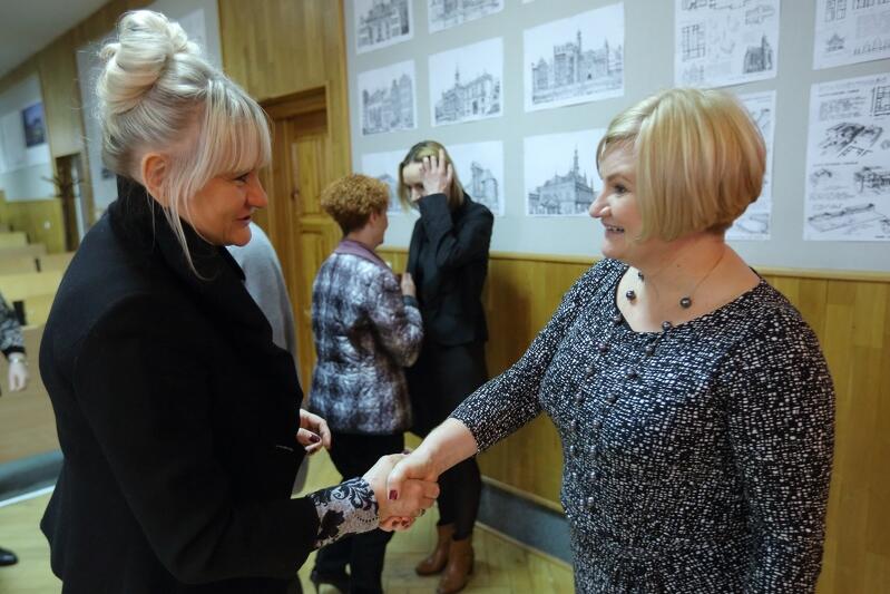 Iwona Tanewska (po lewej), w komisji konkursowej przedstawicielka Kuratora Oświaty gratuluje Agacie Majkowskiej zwycięstwa w konkursie na dyrektora Przedszkola nr 49