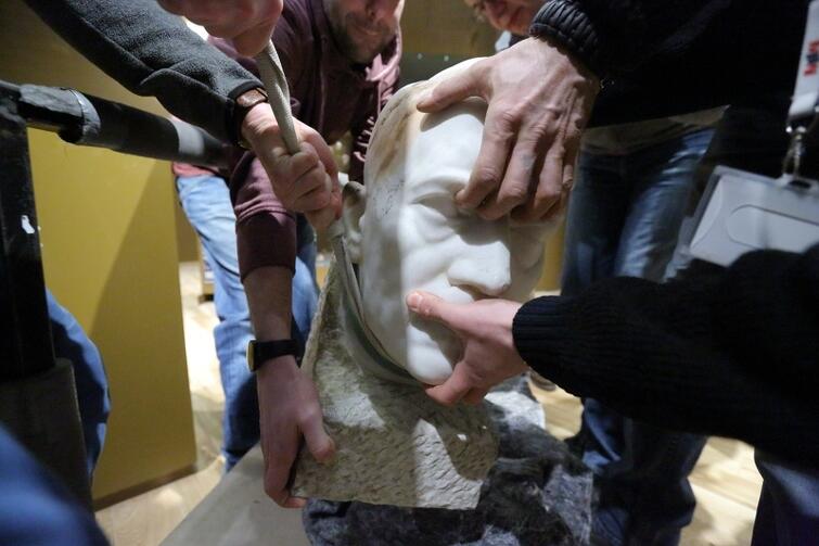Był gipsowy odlew, jakich wiele. Teraz Muzeum II Wojny Światowej ustawiło na wystawie marmurową głowę Adolfa Hitlera z 1942 roku autorstwa Josefa Thoraka, nadwornego rzeźbiarza III Rzeszy. To doskonały przykład sztuki wykonanej na użytek propagandy