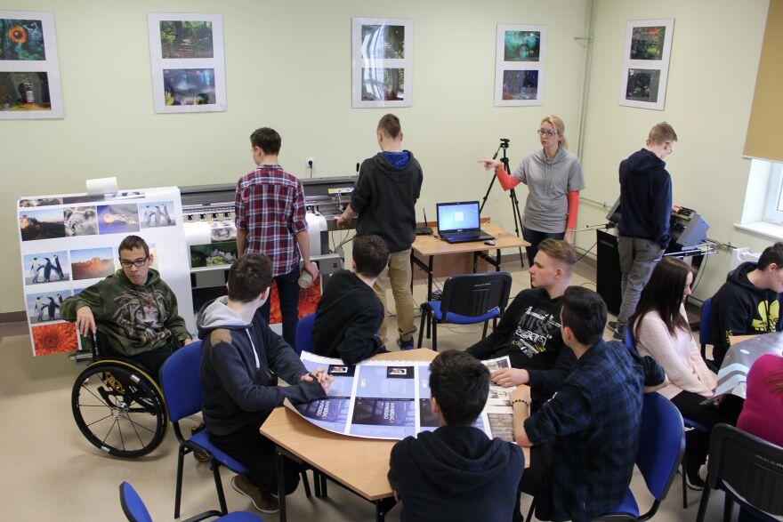 Uczniowie z Centrum Kształcenia Ustawicznego i Zawodowego Nr 1 w Gdańsku podczas zajęć komputerowych