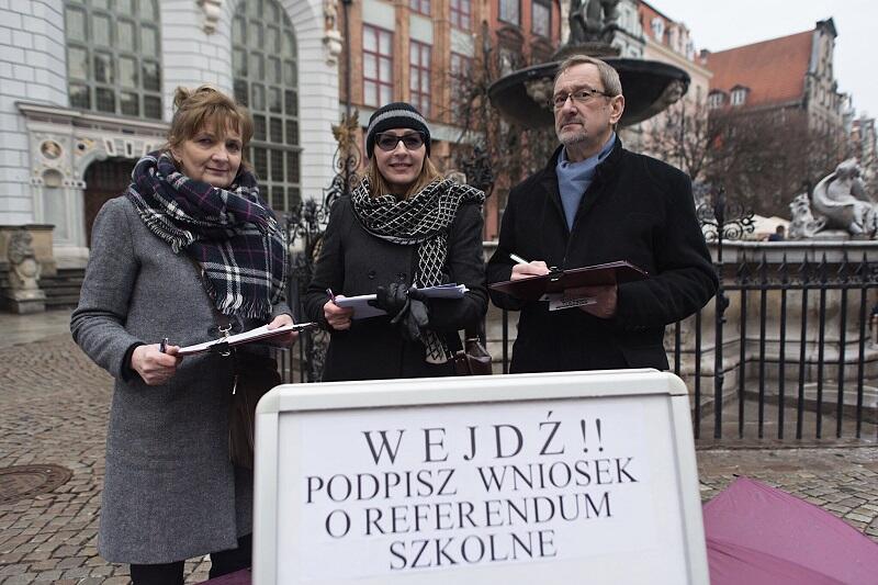 Nauczyciele z gdańskiego oddziału ZNP szukają poparcia przechodniów dla referendum w sprawie reformy edukacji, od l.: Mirosława Werdecka, Mariola Ataman-Mańkowska i Marek Murawski