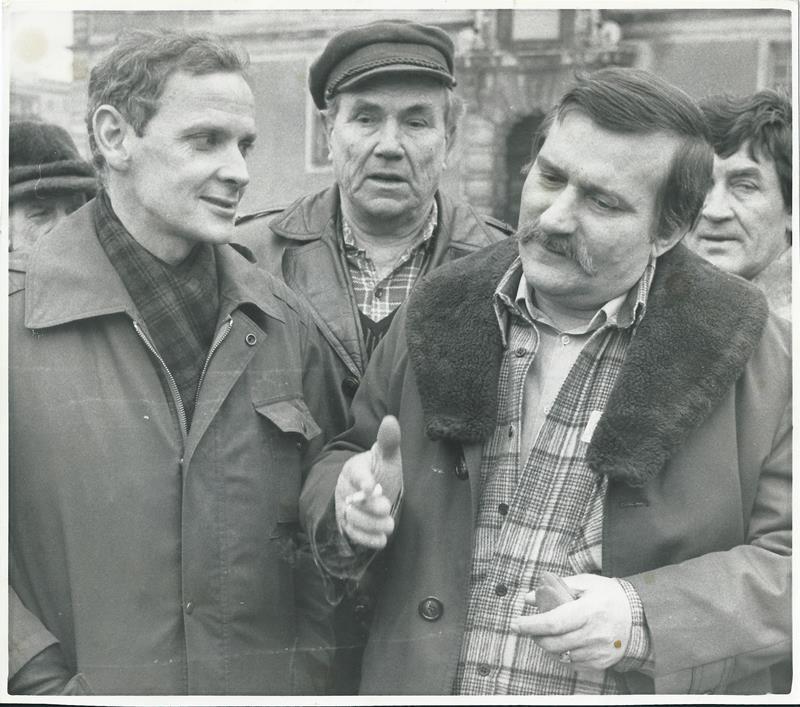 W rozmowie z Lechem Wałęsą po jego wyjściu z przesłuchania w prokuraturze; 1983