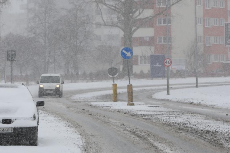 Opady śniegu w Gdańsku 8 lutego też wymagały od kierowców zwiększonej ostrożności. Tym razem ma śnieżyć mniej intensywnie