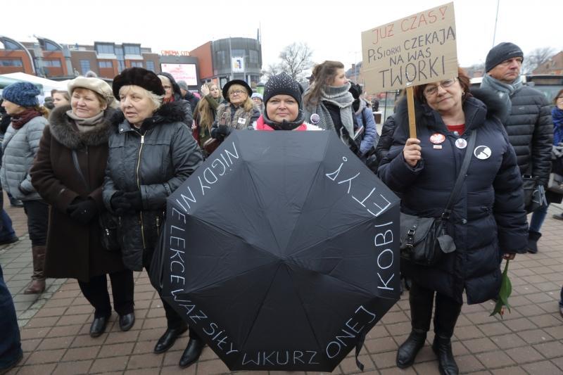 Międzynarodowy Strajk Kobiet w Gdańsku na Podwalu grodzkim zgromadził 8 marca 2017 roku kilkadziesiąt osób