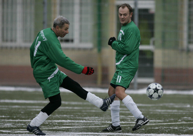 Donald Tusk i Andrzej Kowalczys podczas dorocznego meczu byłych pracowników Spółdzielni Pracy Usług Wysokościowych Gdańsk - 31 grudnia 2009 r., na boisku treningowym Lechii przy ul. Traugutta