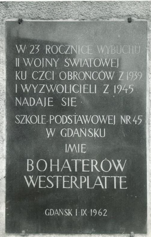 Pamiątkowa tablica nadania SP nr 45 w Gdańsku imienia Bohaterów Westerplatte