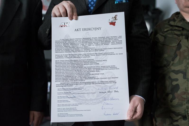 Przekazany prezydentowi Gdańska akt erekcyjny tablicy upamiętniającej 75. rocznicę utworzenia Armii Krajowej